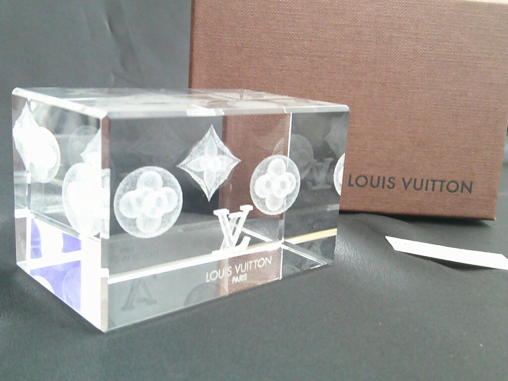 ■ LOUIS VUITTONルイヴィトン　ペーパーウェイト　ノベルティ 非売品 ルイ・ヴィトンの非売品ノベルティ、ペーパーウエイトをお買取り