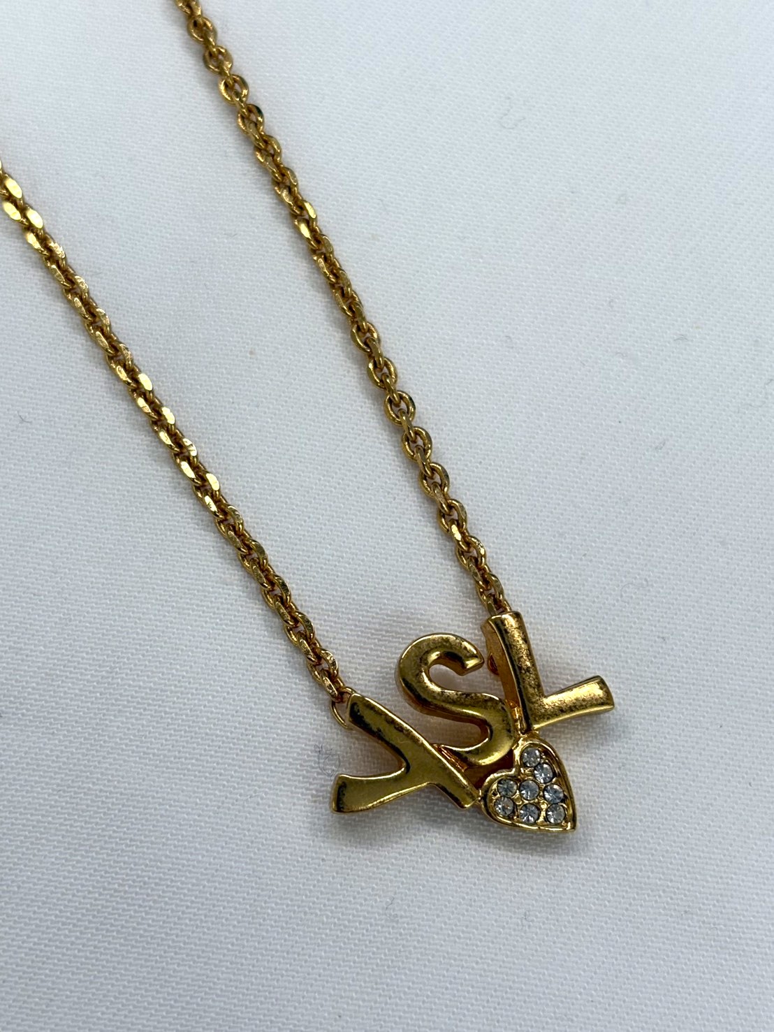 YSL イヴ・サンローラン ラインストーン ロゴネックレス – 買取大吉 京